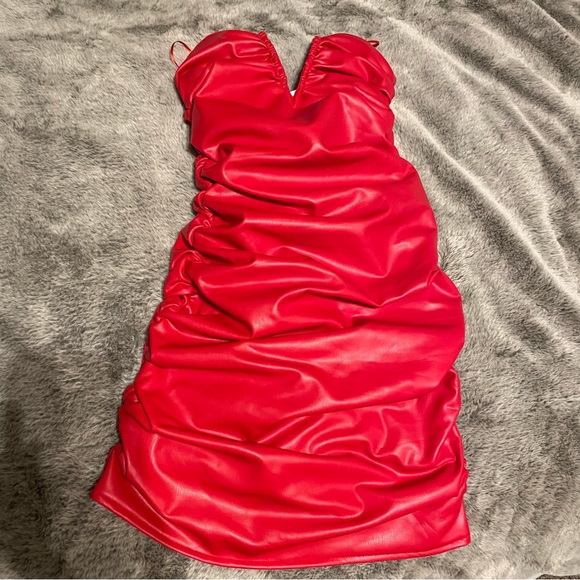 Red leather ruched mini bodycon dress cutout v front size XS - Picture 3 of 4